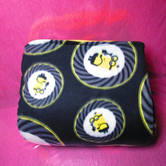 Despicable Me Minions Fart Gun 90" x 58" Fleece Blanket - Picture 3 of 3